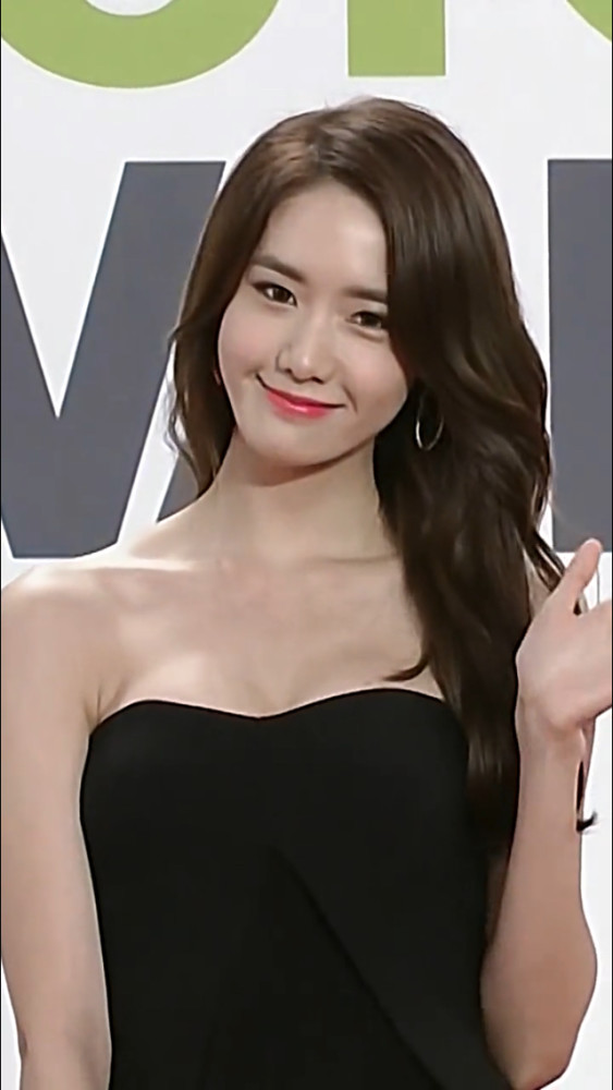 美女明星林允儿肤白貌美笑容迷人
