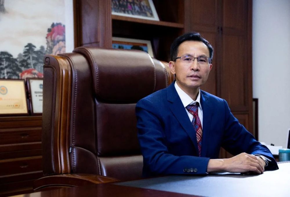 东瑞集团董事长_湖南恩瑞集团董事长
