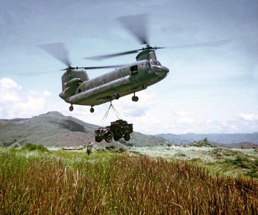 越战期间,支奴干直升机远程调运火炮,快速组成战斗力