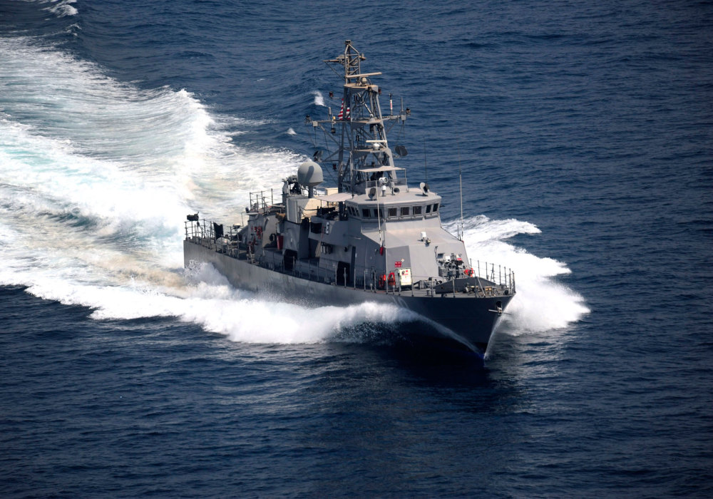 沿海巡逻艇(uss firebolt,pc 10)和美国海岸警卫队"巴拉诺夫"号岛级巡