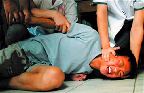 女记者混入精神病院暗访,体验10天非人折磨,自己险些