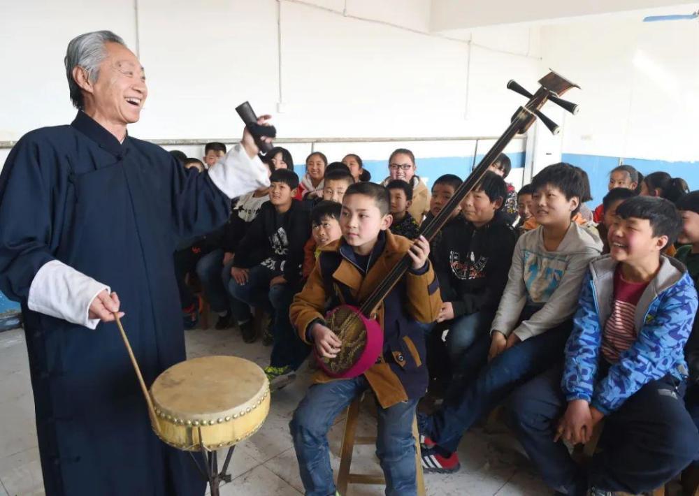 平腔就是大本嗓,山东一带艺人多唱平腔,"先学百灵叫,再学大鼓调"说的