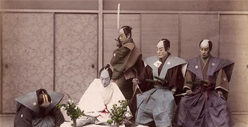 日本武士的"剖腹自尽",并非一刀划那么简单,还有很多辅助措施