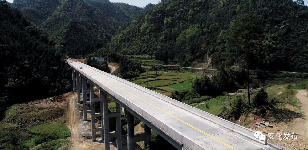 东梅公路试通车