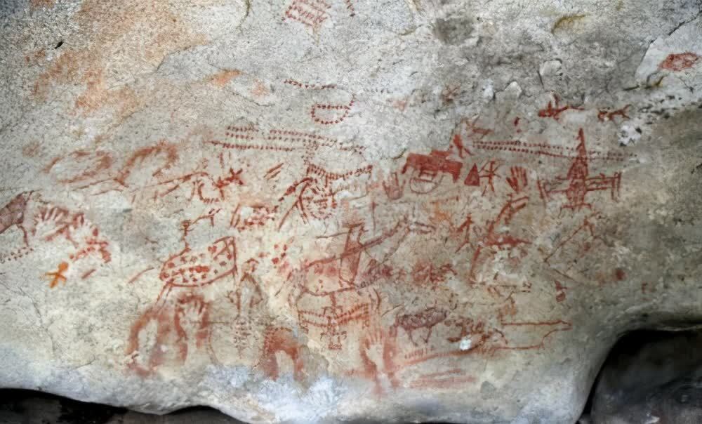 昆仑山曾发现万年岩画画有飞机图案史前文明真的存在