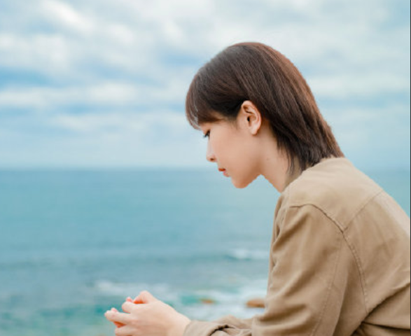 《女心理师》剧照首发!杨紫井柏然海边蒙眼吻,画风唯美引人期待