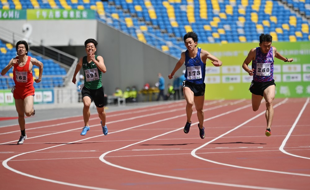 4月28日,叶鹏飞(右一,姚申奥(右二)与周浩文(左一)在比赛中撞线.