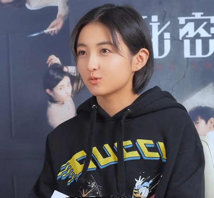 张子枫素颜上综艺卷毛配娃娃领衬衫太清新体态变好少女感满分