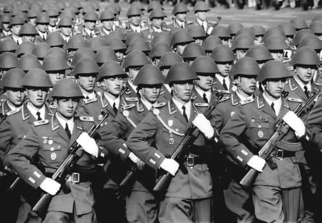 东德17万"精锐"人民军,1990年德国统一后,他们被如何安置的?