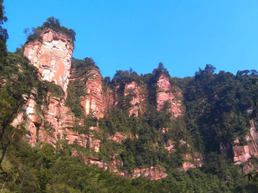 佛光岩景区,是赤水丹霞自然遗产地的核心景区,主要由佛光岩,五柱峰,犁