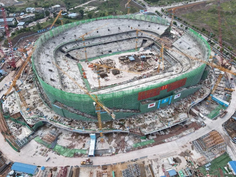 重庆龙兴足球场主体结构封顶,钢结构成功首吊