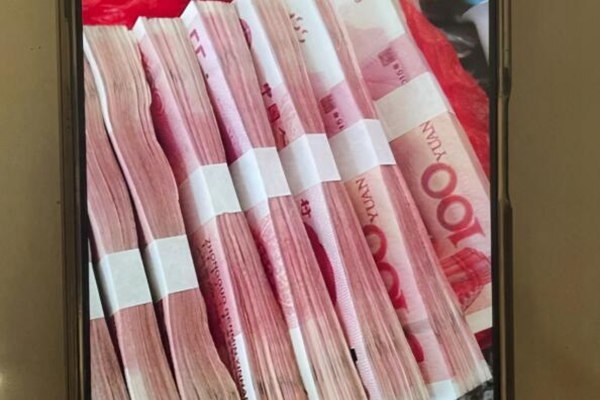 男子缺钱15.8万卖亲子,带妻子到处游玩,发朋友圈炫耀大笔现金