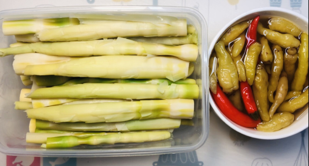 吃春笋的季节,用苦笋在家就能做泡椒笋,学会之后再也不用出去买了