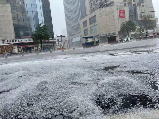 云南文山市突降冰雹,冰雹聚集成河,场面震撼!