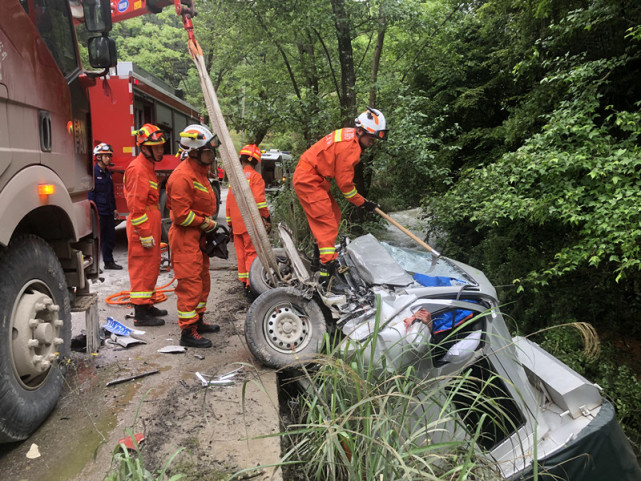 两车相撞,一辆小型货车被撞飞|货车|黎平县