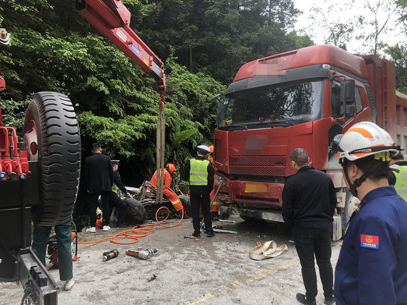 事发黎平两车相撞一辆小型货车被撞飞