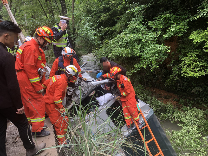 事发黎平两车相撞一辆小型货车被撞飞