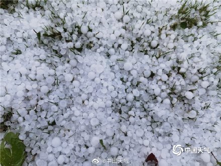 云南文山州突降冰雹 满地冰雹大小鸽子蛋