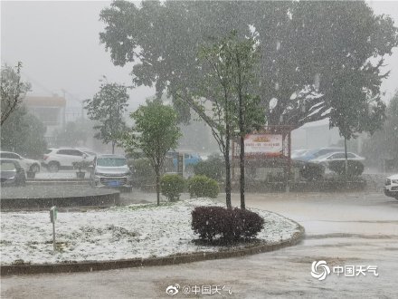 云南文山州突降冰雹 满地冰雹大小鸽子蛋