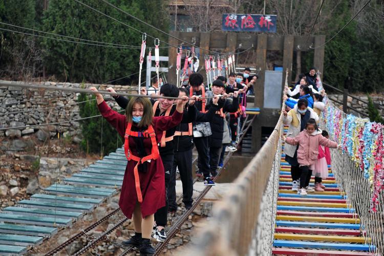 济南石崮寨景区开启"夜游模式"五彩滑道等游乐项目均实行半价