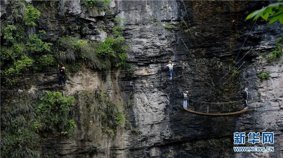 航拍贵州开阳猴耳天坑 极限运动有了新玩法