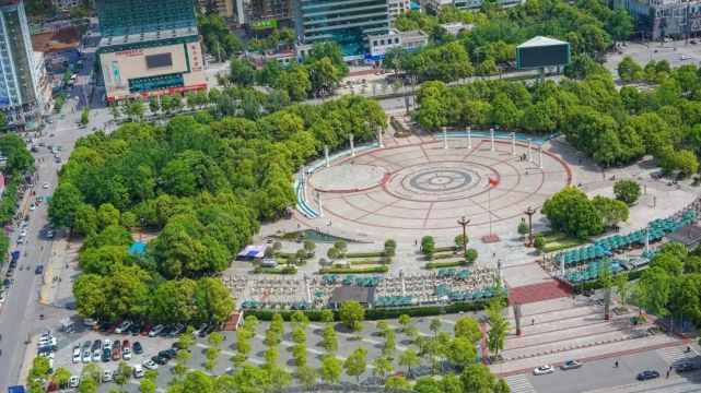 45岁的广元市旺苍县人何某某流窜到市城区的利州广场,见受害人鄢某一