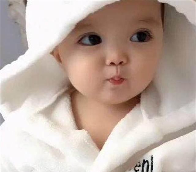 "高颜值"孩子走红,家人都说生了个"假娃娃",网友:是真人?