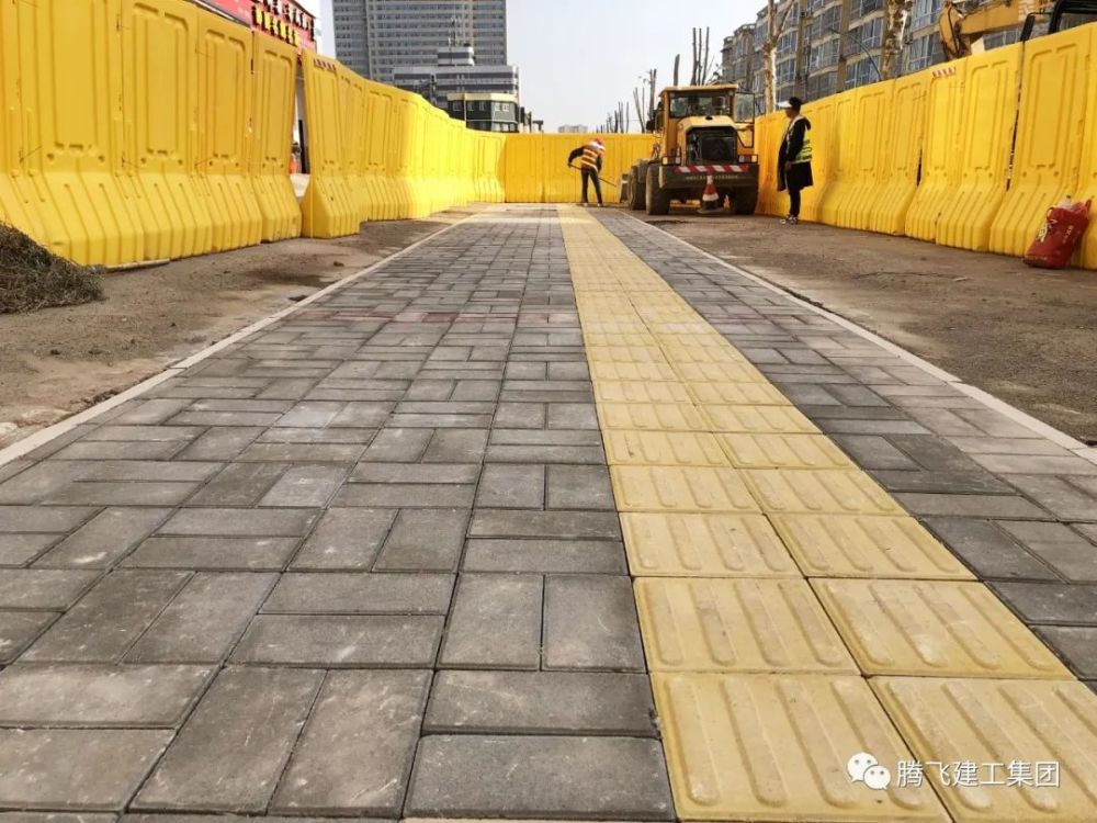 破除已完成5600平方米,占总量的45%;人行道路面铺装已完成4450平方米