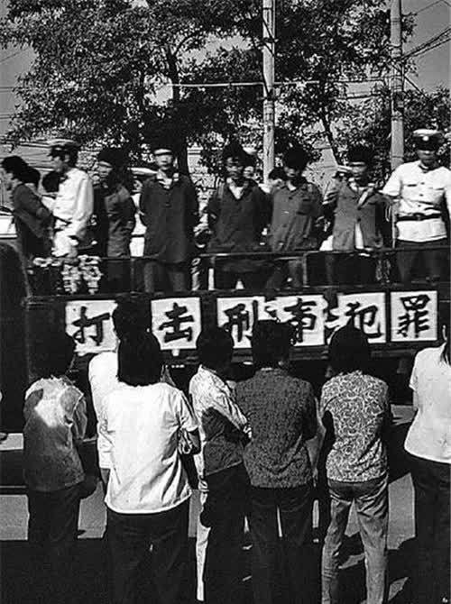 90年代运城狼帮覆灭记:武器装备精良,曾公开举行黑社会"阅兵"