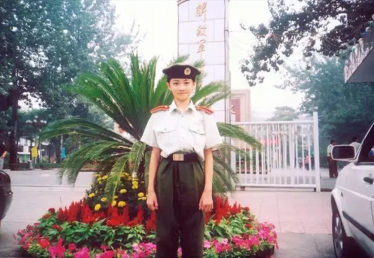 徐璐因从小仰慕军人,15岁报名参军,11年军龄造就了她飒爽脱俗的气质!