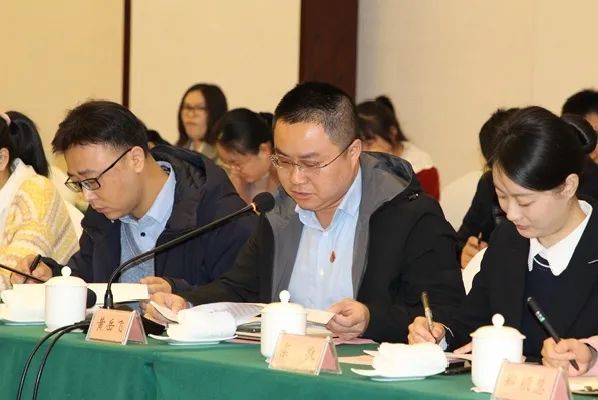 陈俊向参会人员赠送廉政图书