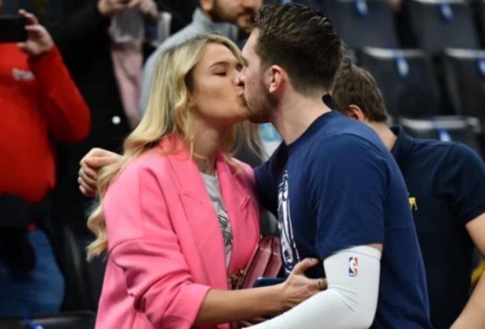 nba头号宠夫狂魔!颜值不输詹娜,东契奇好福气,超巨潜质显露