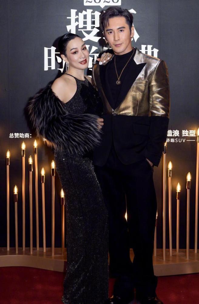 钟丽缇和老公感情真好,穿情侣装看着好般配,看不出年龄差
