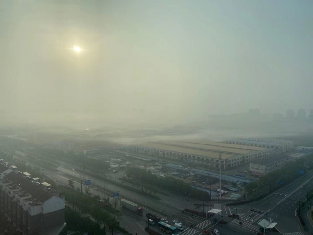 大雾下的"海门埃菲尔铁塔" 倒像是蒙上了一层薄纱 满眼都是魔幻气息