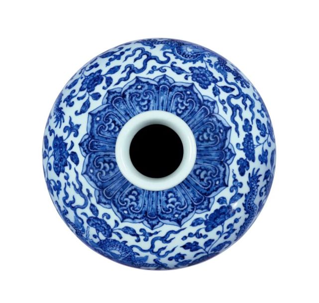 保利厦门2021春拍】乾隆皇帝的瓷器——御制青花穿花龙纹梅瓶-腾讯新闻