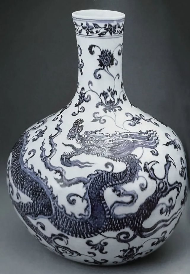 保利厦门2021春拍】乾隆皇帝的瓷器——御制青花穿花龙纹梅瓶-腾讯新闻