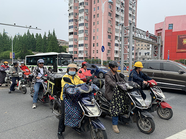 骑电动车没戴头盔怎么办在上海金山可借共享头盔限期归还