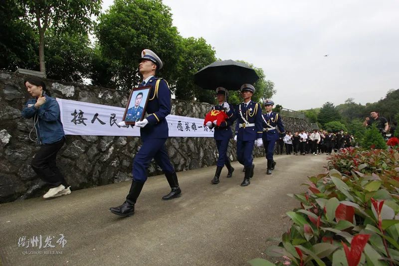 在烈士家属和各界人士护送下,进入开化龙山公墓