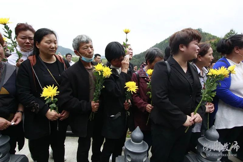 在烈士家属和各界人士护送下,进入开化龙山公墓