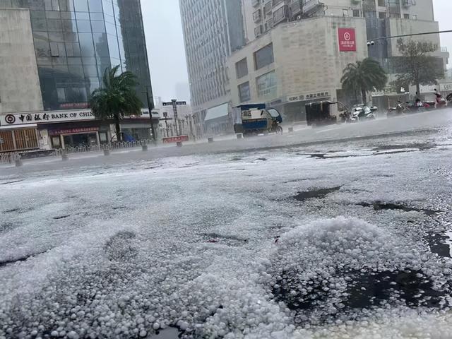 28日云南文山州遭暴雨冰雹袭击!