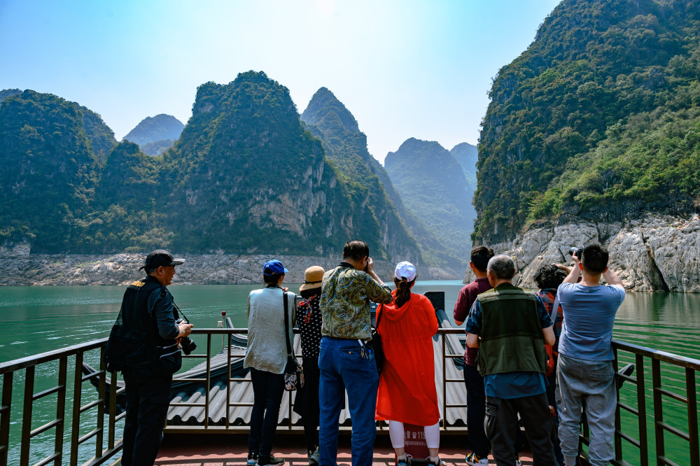 贵州秘境万峰湖,有76个杭州西湖大小,湖中城堡宛若童话世界