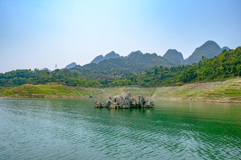 贵州秘境万峰湖,有76个杭州西湖大小,湖中城堡宛若童话世界