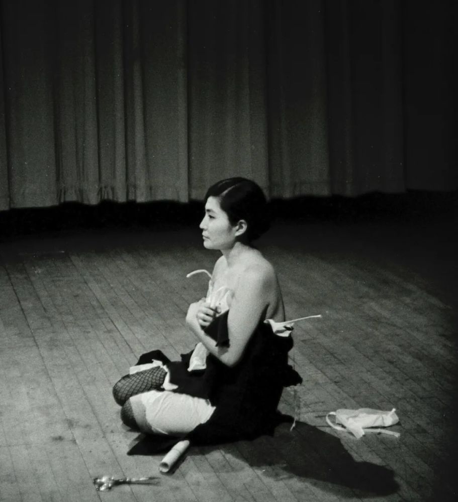 小野洋子一共表演过三次《切片》,第一次是在1964年纽约市的卡内基