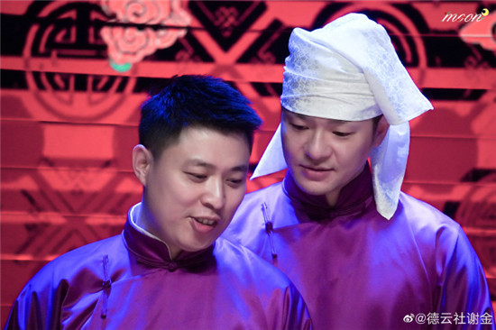 李鹤东在剧组拍戏成手机支架,满脸生无可恋,搭档谢金