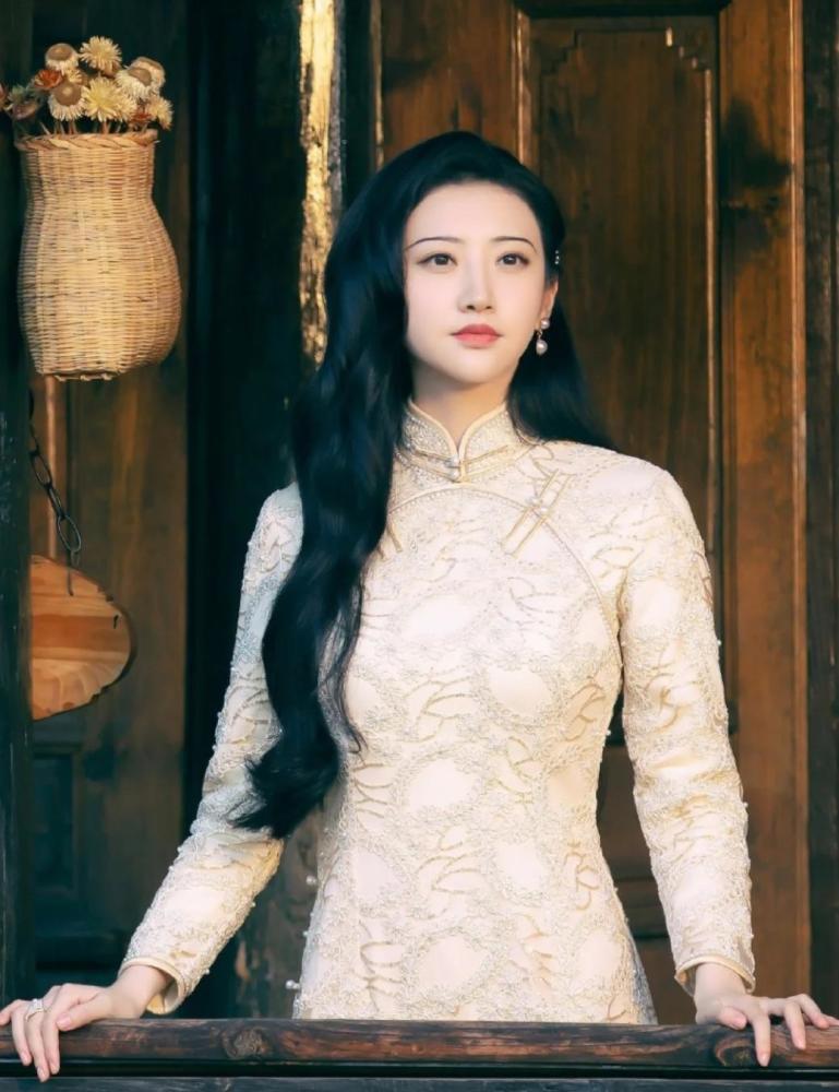 《司藤》的旗袍,婀娜多姿到骨子里,穿旗袍好看的秘诀原来在这里