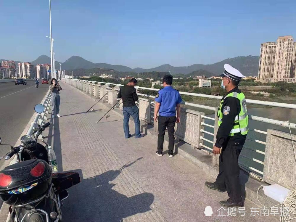 泉州市区黄龙大桥上,市民"霸道"钓鱼!交警,城管联合整治!