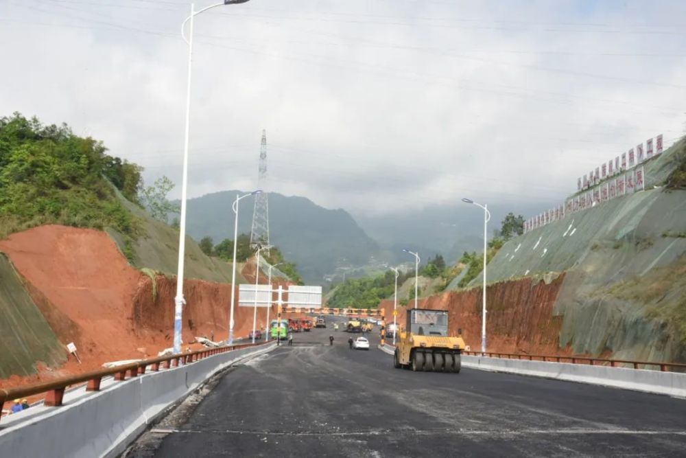 金山大道西段(二期)起于旗峰大道,经规划道路,规划12号路,高旗大道