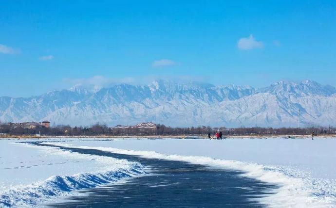 宁夏沙湖位于宁夏回族自治区平罗县西南,距银川市56公里,总面积82