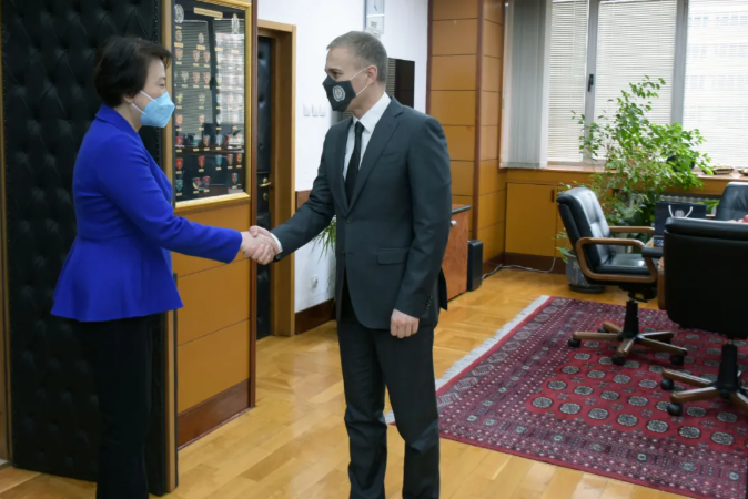中国驻塞尔维亚大使陈波拜会塞国防部长 双方强调巩固