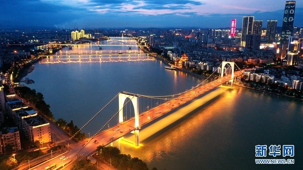 这是广西柳州市的夜景(2020年6月18日摄,无人机照片).